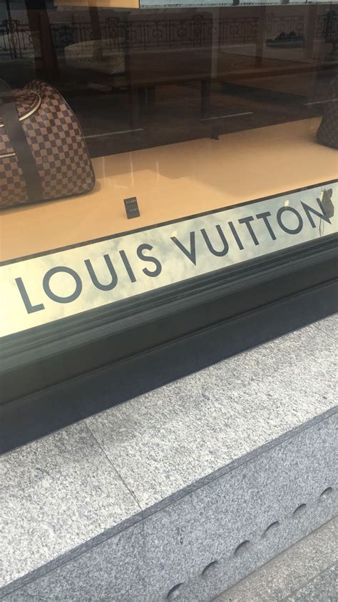 orari louis vuitton lugano|LOUIS VUITTON .